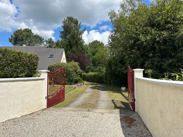 Maison familiale de 190m² avec 6 chambres, implantée sur son terrain de 4900m² !