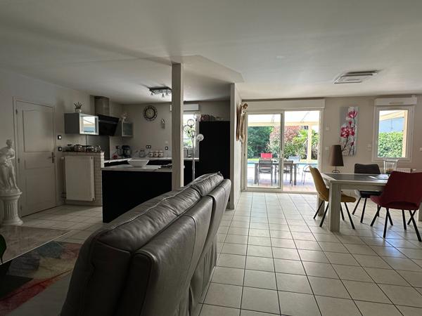 Maison familiale de 190m² avec 6 chambres, implantée sur son terrain de 4900m² !