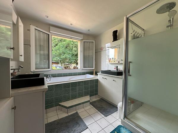 Maison familiale de 190m² avec 6 chambres, implantée sur son terrain de 4900m² !