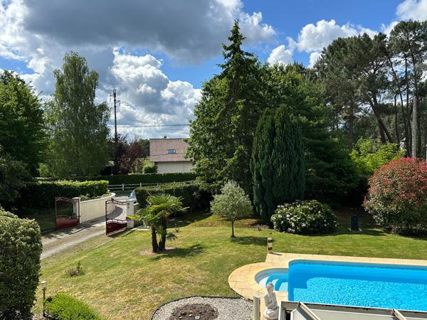 Maison familiale de 190m² avec 6 chambres, implantée sur son terrain de 4900m² !