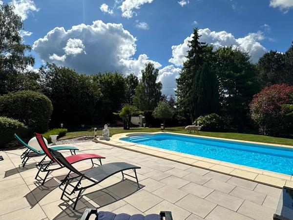 Maison familiale de 190m² avec 6 chambres, implantée sur son terrain de 4900m² !