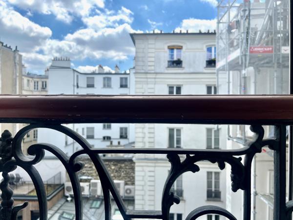 Paris (75011) Grand studio rue de Malte en étage élevé avec ascenseur