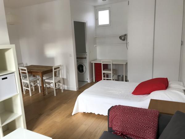 Paris (75011) Grand studio rue de Malte en étage élevé avec ascenseur