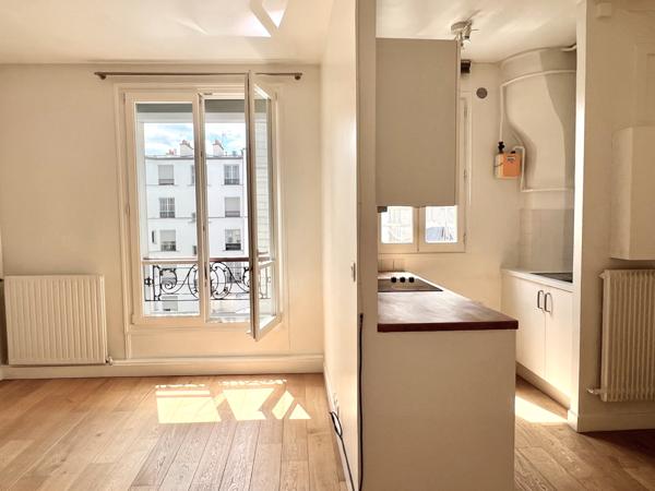 Paris (75011) Grand studio rue de Malte en étage élevé avec ascenseur