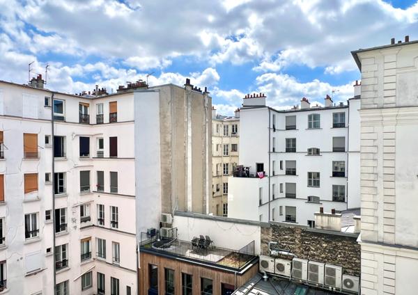 Paris (75011) Grand studio rue de Malte en étage élevé avec ascenseur