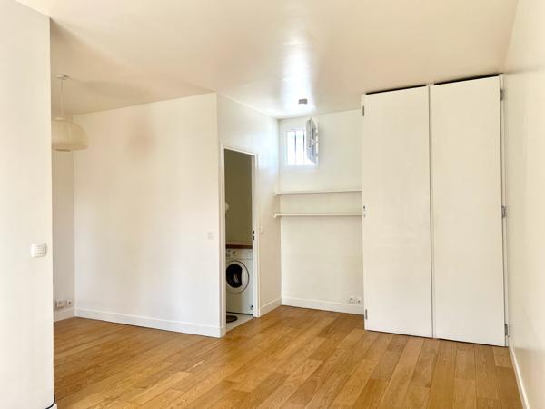 Paris (75011) Grand studio rue de Malte en étage élevé avec ascenseur