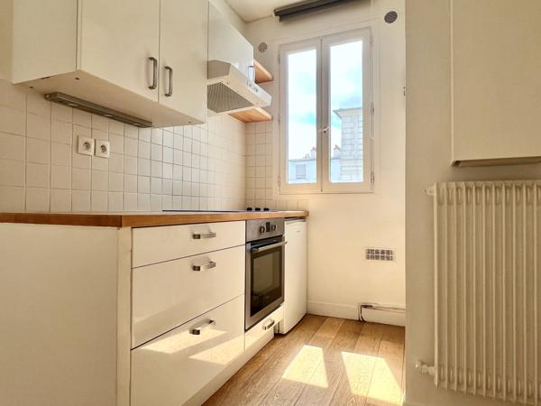 Paris (75011) Grand studio rue de Malte en étage élevé avec ascenseur