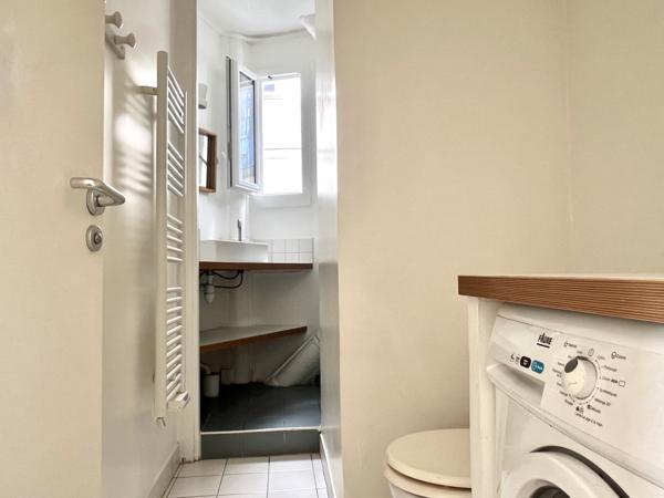 Paris (75011) Grand studio rue de Malte en étage élevé avec ascenseur