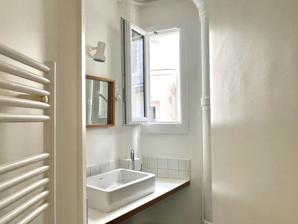 Paris (75011) Grand studio rue de Malte en étage élevé avec ascenseur