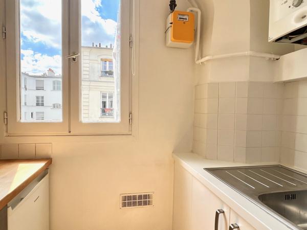 Paris (75011) Grand studio rue de Malte en étage élevé avec ascenseur