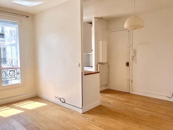 Paris (75011) Grand studio rue de Malte en étage élevé avec ascenseur