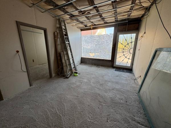 IMMEUBLE  LOCAL COMMERCIAL +  APPARTEMENT + 2 PLATEAUX  A RENOVER HERICOURT