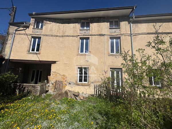 IMMEUBLE  LOCAL COMMERCIAL +  APPARTEMENT + 2 PLATEAUX  A RENOVER HERICOURT