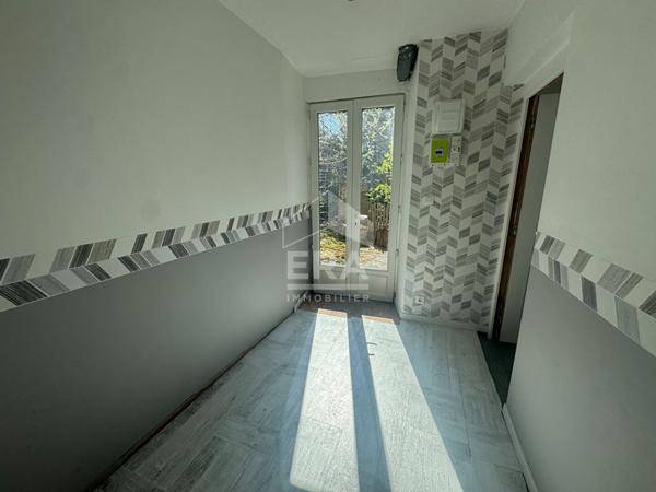 IMMEUBLE  LOCAL COMMERCIAL +  APPARTEMENT + 2 PLATEAUX  A RENOVER HERICOURT