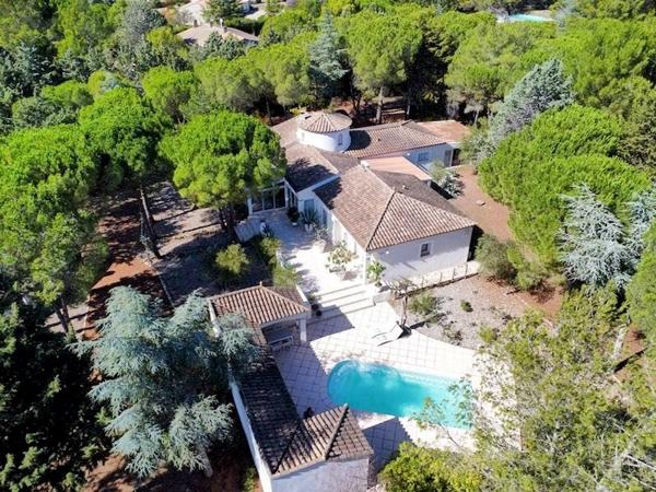 Carcassonne (11000) À proximité de Carcassonne - Villa d'architecte de plain-pied avec piscine et jardin paysager de 3687 m²