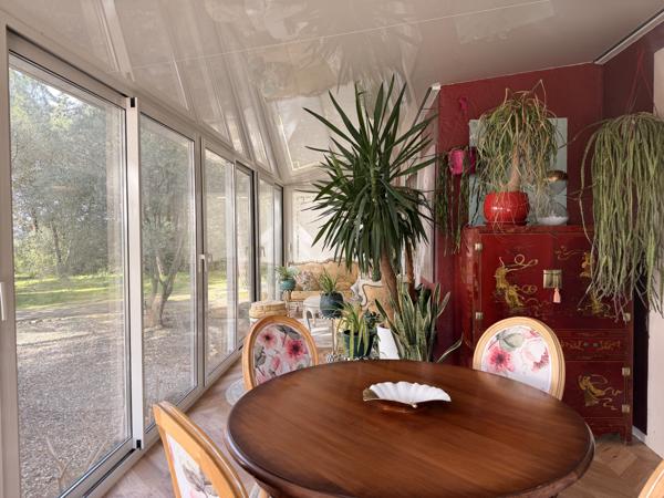 Carcassonne (11000) À proximité de Carcassonne - Villa d'architecte de plain-pied avec piscine et jardin paysager de 3687 m²