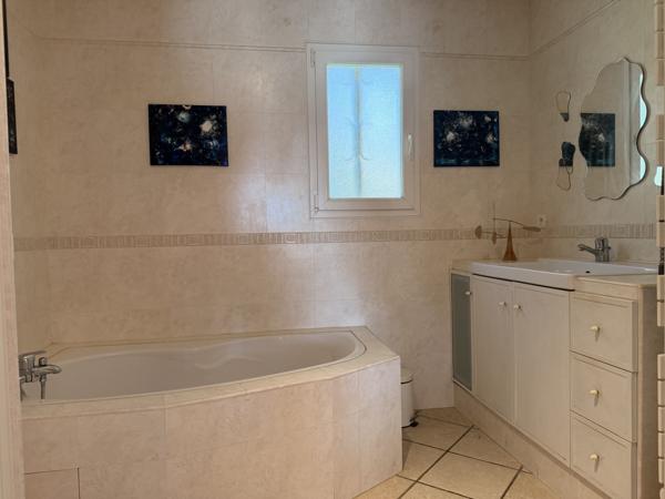 Carcassonne (11000) À proximité de Carcassonne - Villa d'architecte de plain-pied avec piscine et jardin paysager de 3687 m²