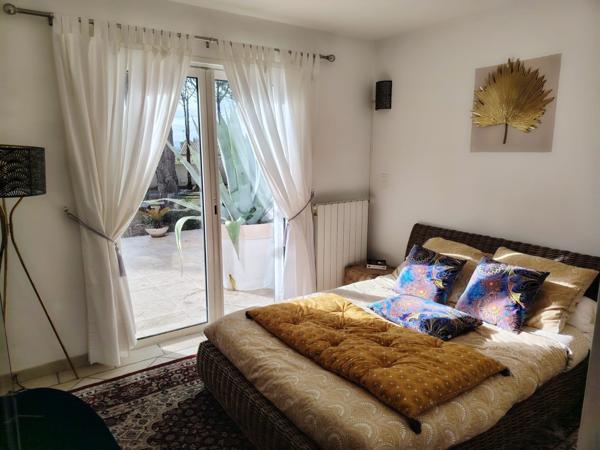 Carcassonne (11000) À proximité de Carcassonne - Villa d'architecte de plain-pied avec piscine et jardin paysager de 3687 m²