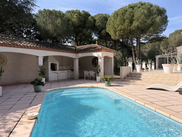 Carcassonne (11000) À proximité de Carcassonne - Villa d'architecte de plain-pied avec piscine et jardin paysager de 3687 m²