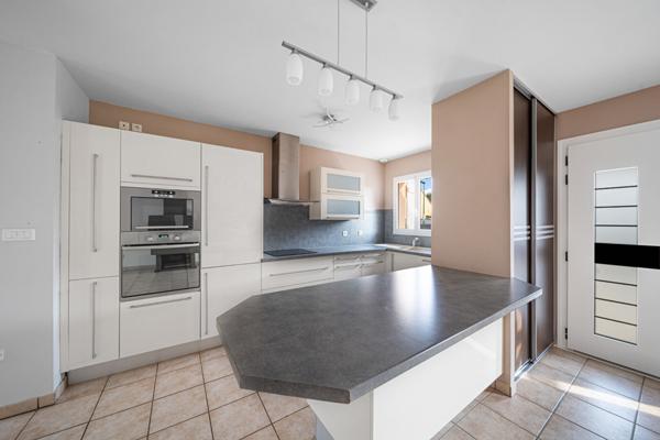 A vendre: belle maison spacieuse de plain pied à vendre sur la commune prisée de Virey Le Grand