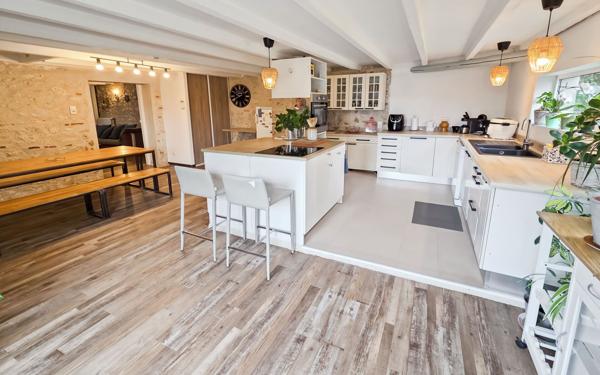 Maison à vendre    5 pièces • 222 m2 Colayrac-Saint-Cirq