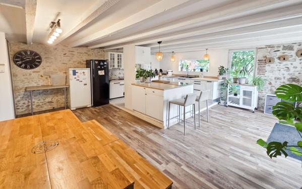 Maison à vendre    5 pièces • 222 m2 Colayrac-Saint-Cirq