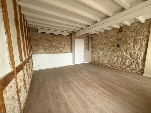 Maison familiale de caractère rénovée - 7 pièces - Terrain de 2290m² - Garage et Hangar - terrain constructible + de 500 m2