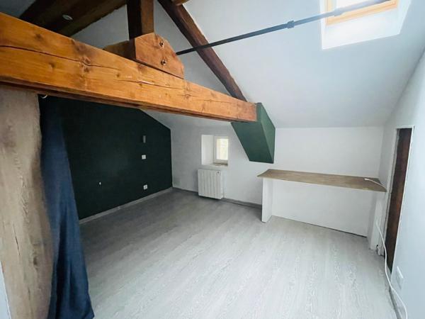 Maison familiale de caractère rénovée - 7 pièces - Terrain de 2290m² - Garage et Hangar - terrain constructible + de 500 m2