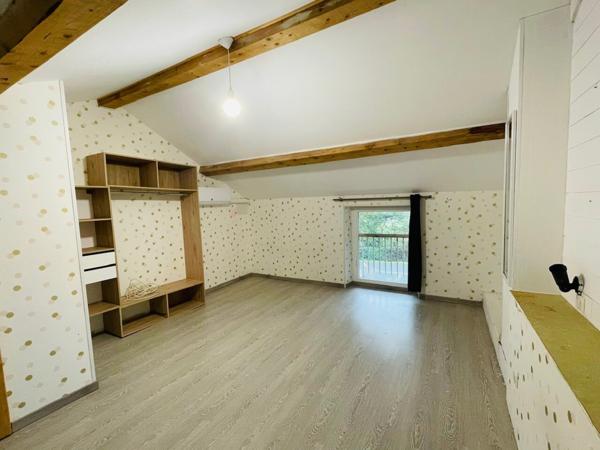 Maison familiale de caractère rénovée - 7 pièces - Terrain de 2290m² - Garage et Hangar - terrain constructible + de 500 m2