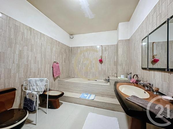 Maison à vendre  9 pièces - 281 m 2   UZES  - 30