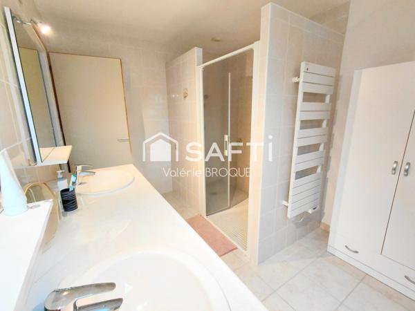 Maison non mitoyenne, vie de plain pied, grand terrain et grand garage