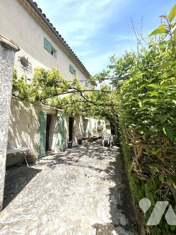 Grande et belle maison en pierres avec jardin, dépendance et vue