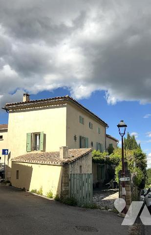 Grande et belle maison en pierres avec jardin, dépendance et vue