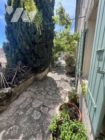 Grande et belle maison en pierres avec jardin, dépendance et vue
