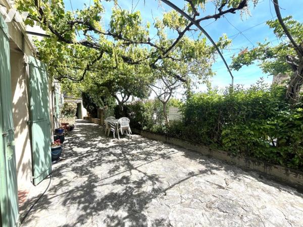Grande et belle maison en pierres avec jardin, dépendance et vue