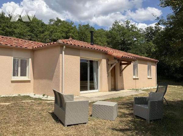 A VENDRE : A l'entrée d'un village avec commerces à environ 13 km de GOURDON (Lot - 46), maison...