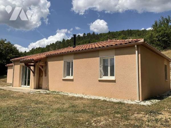 A VENDRE : A l'entrée d'un village avec commerces à environ 13 km de GOURDON (Lot - 46), maison...
