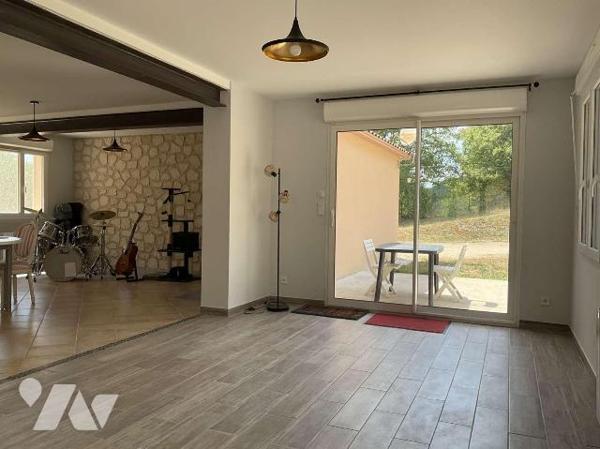 A VENDRE : A l'entrée d'un village avec commerces à environ 13 km de GOURDON (Lot - 46), maison...