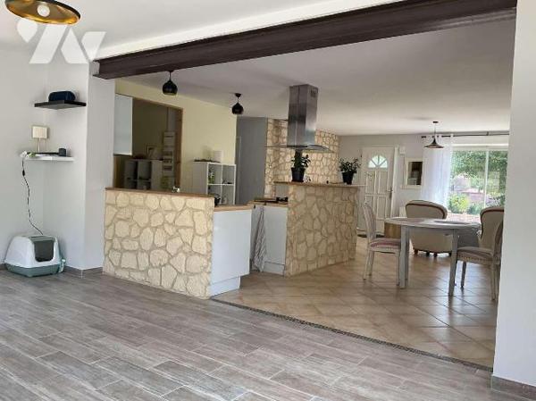 A VENDRE : A l'entrée d'un village avec commerces à environ 13 km de GOURDON (Lot - 46), maison...