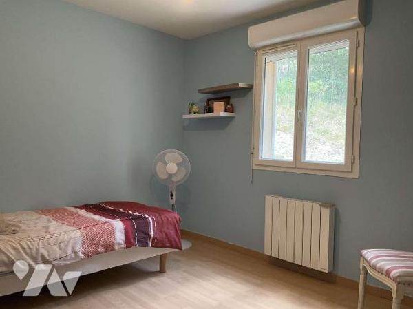 A VENDRE : A l'entrée d'un village avec commerces à environ 13 km de GOURDON (Lot - 46), maison...