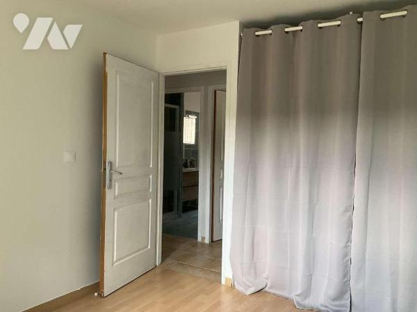A VENDRE : A l'entrée d'un village avec commerces à environ 13 km de GOURDON (Lot - 46), maison...