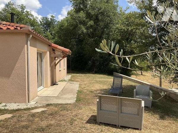 A VENDRE : A l'entrée d'un village avec commerces à environ 13 km de GOURDON (Lot - 46), maison...