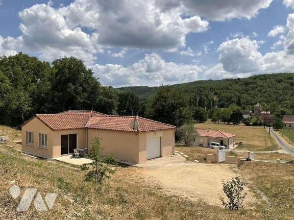 A VENDRE : A l'entrée d'un village avec commerces à environ 13 km de GOURDON (Lot - 46), maison...