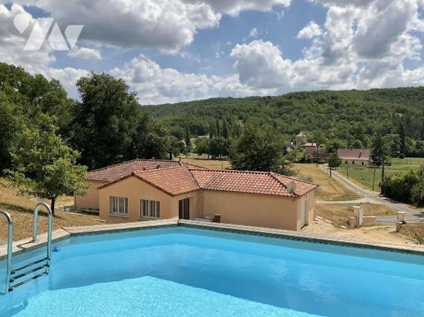 A VENDRE : A l'entrée d'un village avec commerces à environ 13 km de GOURDON (Lot - 46), maison...