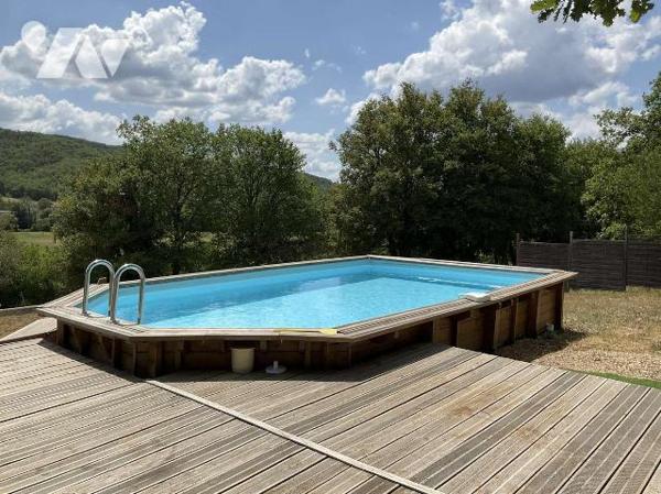 A VENDRE : A l'entrée d'un village avec commerces à environ 13 km de GOURDON (Lot - 46), maison...