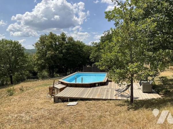 A VENDRE : A l'entrée d'un village avec commerces à environ 13 km de GOURDON (Lot - 46), maison...