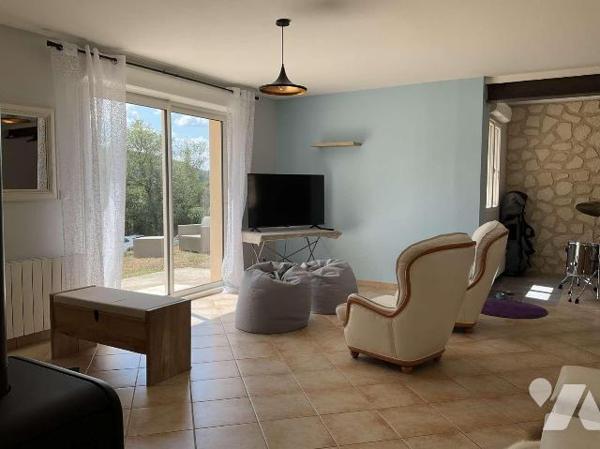 A VENDRE : A l'entrée d'un village avec commerces à environ 13 km de GOURDON (Lot - 46), maison...