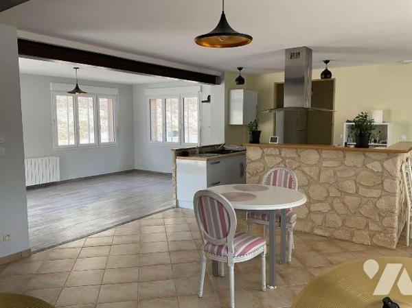 A VENDRE : A l'entrée d'un village avec commerces à environ 13 km de GOURDON (Lot - 46), maison...