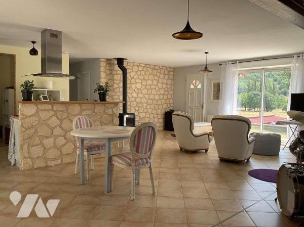 A VENDRE : A l'entrée d'un village avec commerces à environ 13 km de GOURDON (Lot - 46), maison...