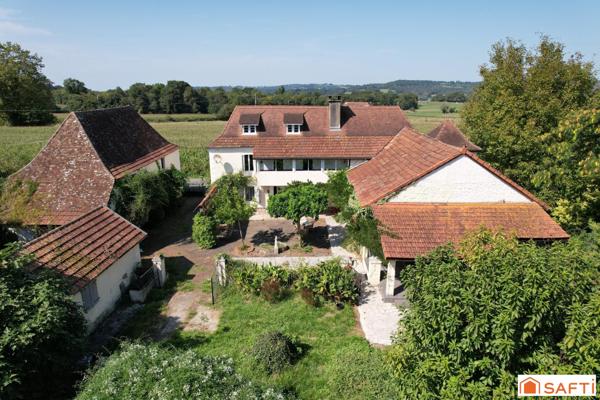 Authentique Béarnaise 213M2 avec dépendances et jardin à l’anglaise